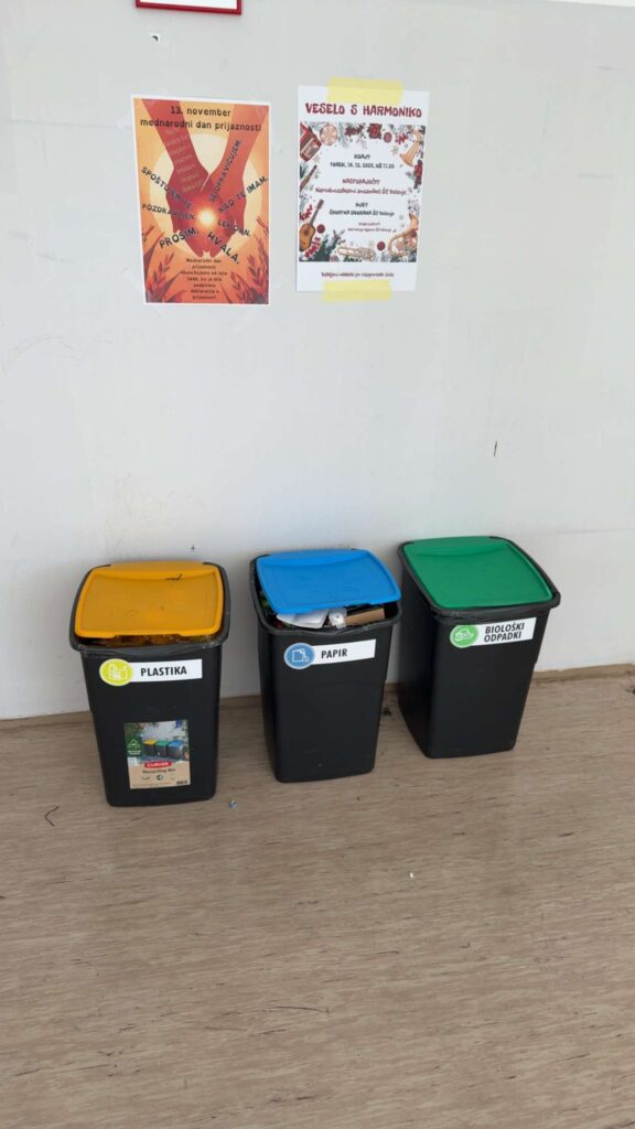 Ločeni smetnjaki za ločevanje